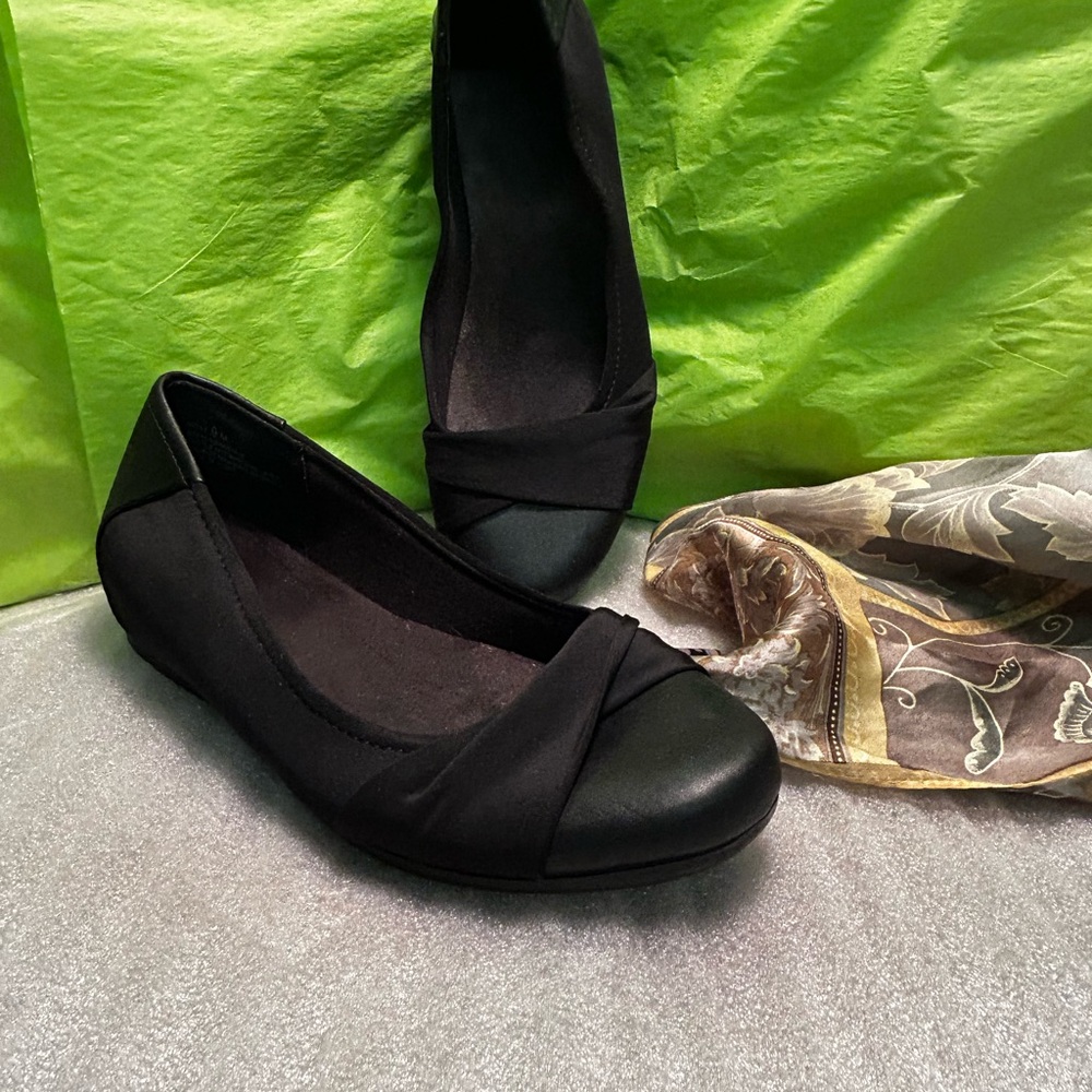 BareTraps Black Flats Comfortable Loafers